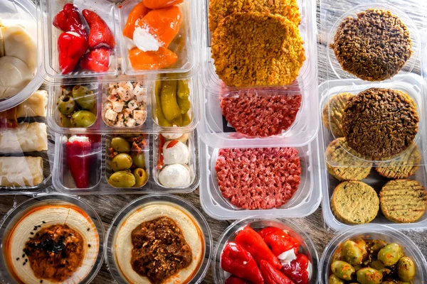 Visning Olika Färdigförpackade Livsmedelsprodukter Plastlådor — Stockfoto