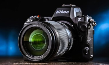 POZNAN, POL - 26 Ocak 2024: Nikon Z 8, Nikon tarafından üretilen üst düzey aynasız kamera