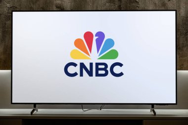 POZNAN, POL - 19 DEC 2023: NBCUniversal 'in bir bölümü olan NBCUniversal News Group' un sahibi olduğu ve CNBC 'nin ödemeli haber kanalı olan düz ekran TV seti