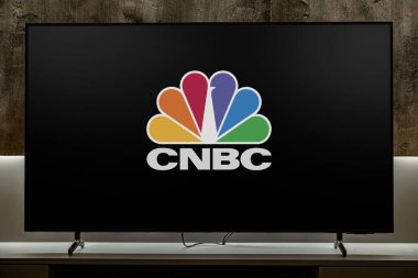 POZNAN, POL - 19 DEC 2023: NBCUniversal 'in bir bölümü olan NBCUniversal News Group' un sahibi olduğu ve CNBC 'nin ödemeli haber kanalı olan düz ekran TV seti