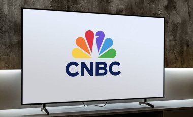 POZNAN, POL - 19 DEC 2023: NBCUniversal 'in bir bölümü olan NBCUniversal News Group' un sahibi olduğu ve CNBC 'nin ödemeli haber kanalı olan düz ekran TV seti