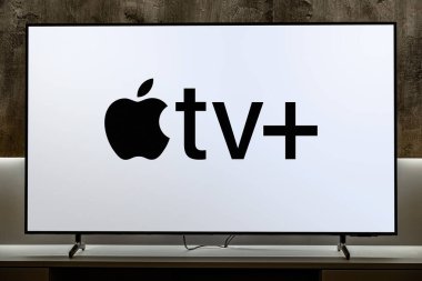 POZNAN, POL - 19 DEC 2023: Apple TV 'nin logosunu gösteren düz ekran TV seti, Apple Inc.' in talep üzerine kurulu bir reklamsız abonelik videosu