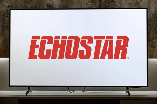 Poznan Pol Dec 2023 展示Echostar公司标志的平板电视 Echostar公司是一家全球卫星通信和互联网服务提供商 — 图库照片