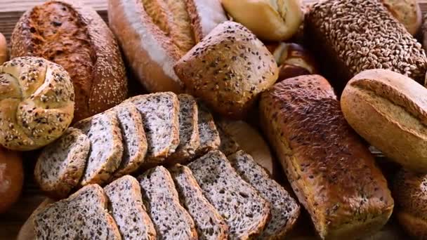 Berbagai Macam Produk Roti Termasuk Roti Dan Roti Gulung — Stok Video