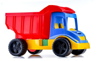 Beyaz arkaplanda izole edilmiş renkli plastik damperli kamyon.