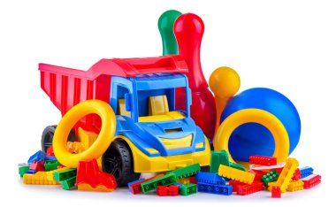 Renkli plastik çocuk oyuncakları izole beyaz arka plan üzerinde.