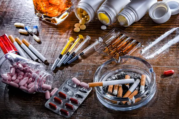 Alkol Sigara Uyuşturucu Gibi Bağımlılık Yapıcı Maddeler — Stok fotoğraf