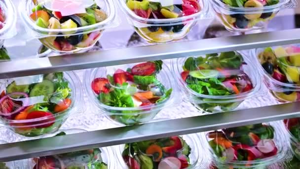 Pudełka Plastikowe Pakowanymi Sałatkami Owocowo Warzywnymi Pakowane Sprzedaży Lodówce Handlowej — Wideo stockowe