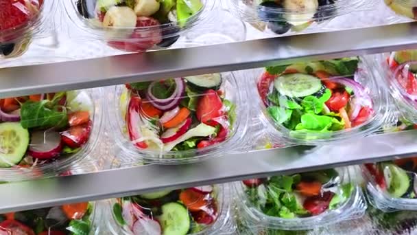 Plastkasser Med Færdigpakkede Frugt Grøntsagssalater Pakninger Til Salg Kommercielt Køleskab – Stock-video