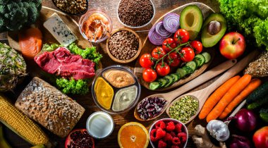 Dengeli beslenmeyi temsil eden çeşitli gıda ürünleri