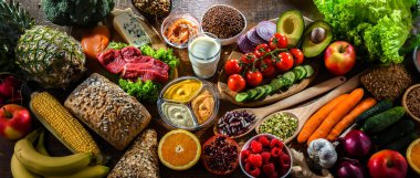 Dengeli beslenmeyi temsil eden çeşitli gıda ürünleri