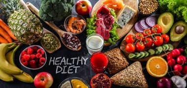 Dengeli beslenmeyi temsil eden çeşitli gıda ürünleri