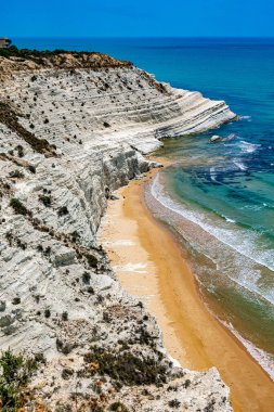 Scala dei Turchi, İtalya 'nın güneyinde Porto Empedocle yakınlarında Realmonte sahilinde kayalık bir uçurum.