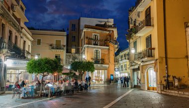 TAORMINA, ITA - 25 Mayıs 2023: Metropolitan City, Messina 'da Taormina' da sokak manzarası, Sicilya, İtalya 'nın doğu kıyısı, gece