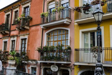 TAORMINA, ITA - 25 Mayıs 2023: Metropolitan City of Messina, Sicilya, İtalya 'daki Taormina mimarisi