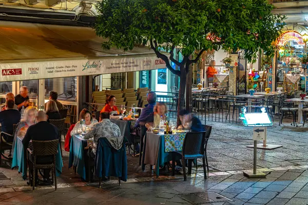 TAORMINA, ITA - 25 Mayıs 2023: Metropolitan City, Messina 'daki Taormina' daki restoranlar, İtalya 'nın Sicilya' nın doğu kıyısında, gece