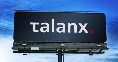 POZNAN, POL - 23 Ocak 2024: Merkezi Hanover, Almanya 'da bulunan çok uluslu finans hizmetleri şirketi Talanx' ın logosunu gösteren reklam panosu