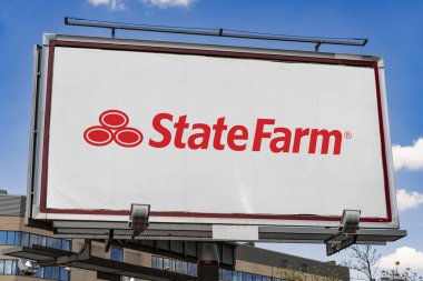 POZNAN, POL - 23 Ocak 2024: ABD genelinde merkezi Bloomington, Illinois 'de bulunan bir grup ortak sigorta şirketi olan State Farm Sigorta' nın logosunu gösteren reklam panosu