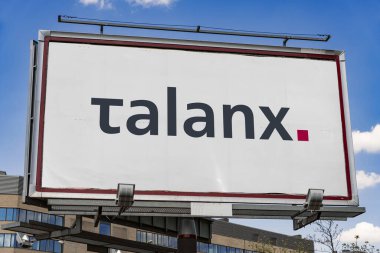 POZNAN, POL - 23 Ocak 2024: Merkezi Hanover, Almanya 'da bulunan çok uluslu finans hizmetleri şirketi Talanx' ın logosunu gösteren reklam panosu