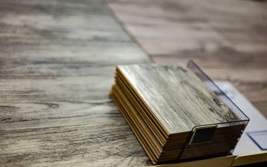 Bir ev geliştirme mağazasında zemin panelleri satışa sunuldu