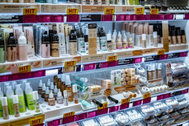 POZNAN, POL - 12 Ocak 2024: Kozmetik ve cilt ürünleri güzellik mağazasında satışa sunuldu