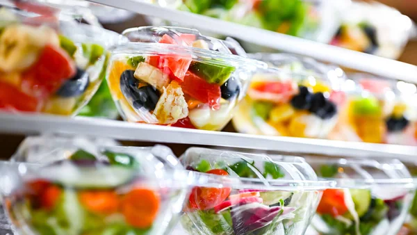 Önceden Paketlenmiş Meyve Sebze Salatalarıyla Dolu Plastik Kutular Ticari Bir — Stok fotoğraf