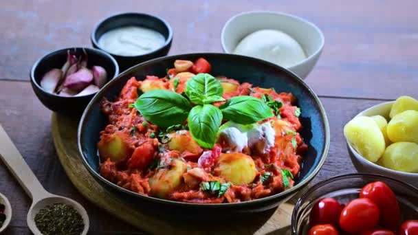 Romige Tomaat Gnocchi Met Burrata Basilicum Knoflook — Stockvideo