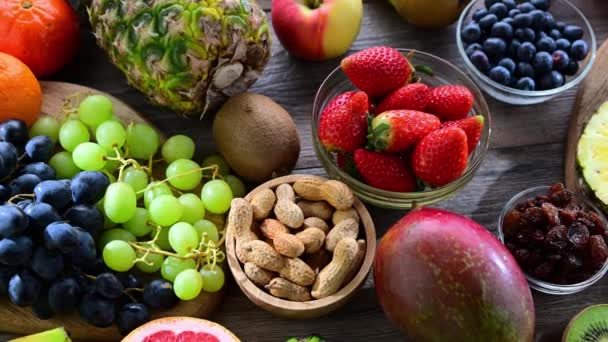 Livsmedelsprodukter Som Representerar Den Fruktbara Kosten Fruitarianism — Stockvideo