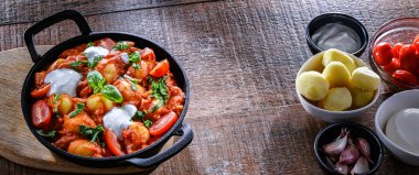 Burrata, fesleğen ve sarımsaklı kremalı domates gnocchi..