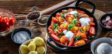 Burrata, fesleğen ve sarımsaklı kremalı domates gnocchi..