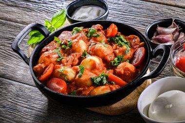 Burrata, fesleğen ve sarımsaklı kremalı domates gnocchi..