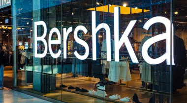 POZNAN, POL - 16 Şubat 2024: Poznan alışveriş merkezindeki Bershka mağazasının ön girişi