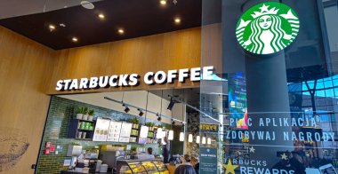 POZNAN, POL - 16 Şubat 2024: Poznan alışveriş merkezindeki Starbucks Kafe