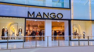 POZNAN, POL - 16 Şubat 2024: Poznan alışveriş merkezindeki Mango mağazasının ön girişi