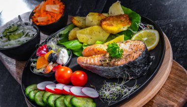 Patates ve sebze salatalı kızarmış somon.