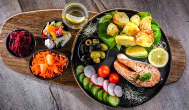 Patates ve sebze salatalı kızarmış somon.
