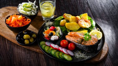 Patates ve sebze salatalı kızarmış somon.