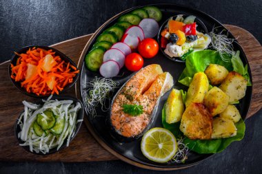 Patates ve sebze salatalı kızarmış somon.