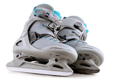 Beyaz arka planda izole edilmiş bir çift buz pateni..