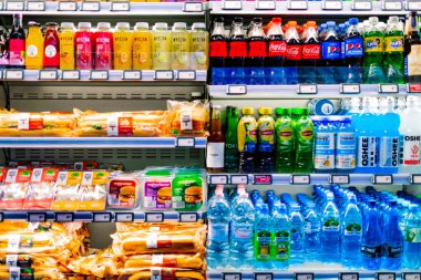 POZNAN, POL - 12 MAR 2022: Bir marketteki ticari buzdolabında sergilenen önceden paketlenmiş yiyecek ve içecekler