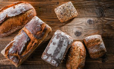 Ahşap masada çeşitli fırın ürünleriyle kompozisyon.