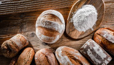 Ahşap masada çeşitli fırın ürünleriyle kompozisyon.