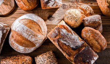 Ahşap masada çeşitli fırın ürünleriyle kompozisyon.