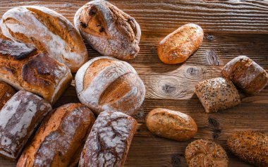 Ahşap masada çeşitli fırın ürünleriyle kompozisyon.