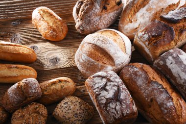 Ahşap masada çeşitli fırın ürünleriyle kompozisyon.