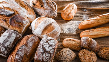 Ahşap masada çeşitli fırın ürünleriyle kompozisyon.