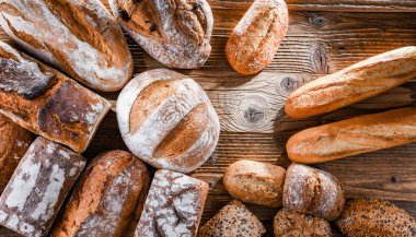 Ahşap masada çeşitli fırın ürünleriyle kompozisyon.