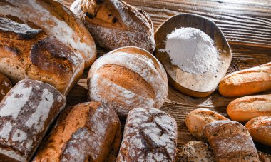 Ahşap masada çeşitli fırın ürünleriyle kompozisyon.