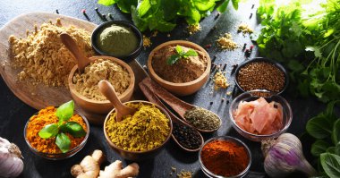 Baharat ve bitkilerin karışımı..