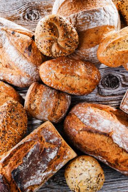 Ahşap masada çeşitli fırın ürünleriyle kompozisyon.
